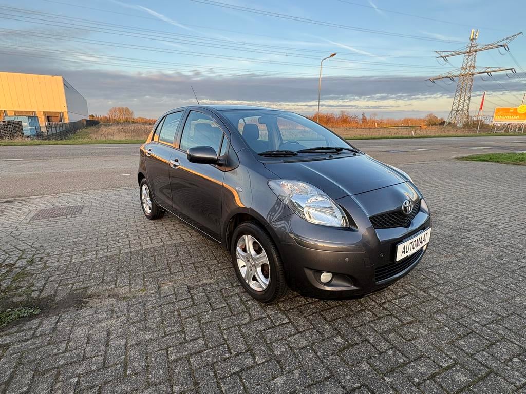 Toyota Yaris 1.3 16V Vvt-i 5DR MMT 2010 Grijs, Auto's, Toyota, Euro 5, 40 €/maand, 4 cilinders, 1329 cc