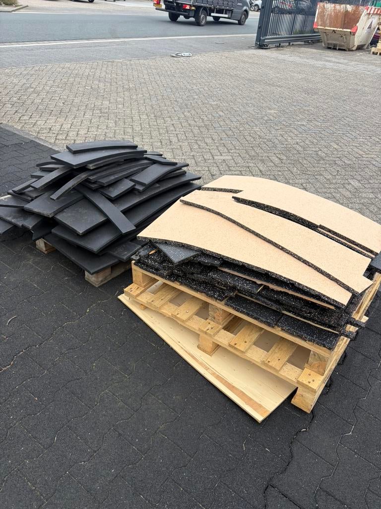 Gratis rubber tegel snijstukken voor tuin, stal of terras, Tuin en Terras, Ophalen, Gebruikt, Rubber, Overige typen