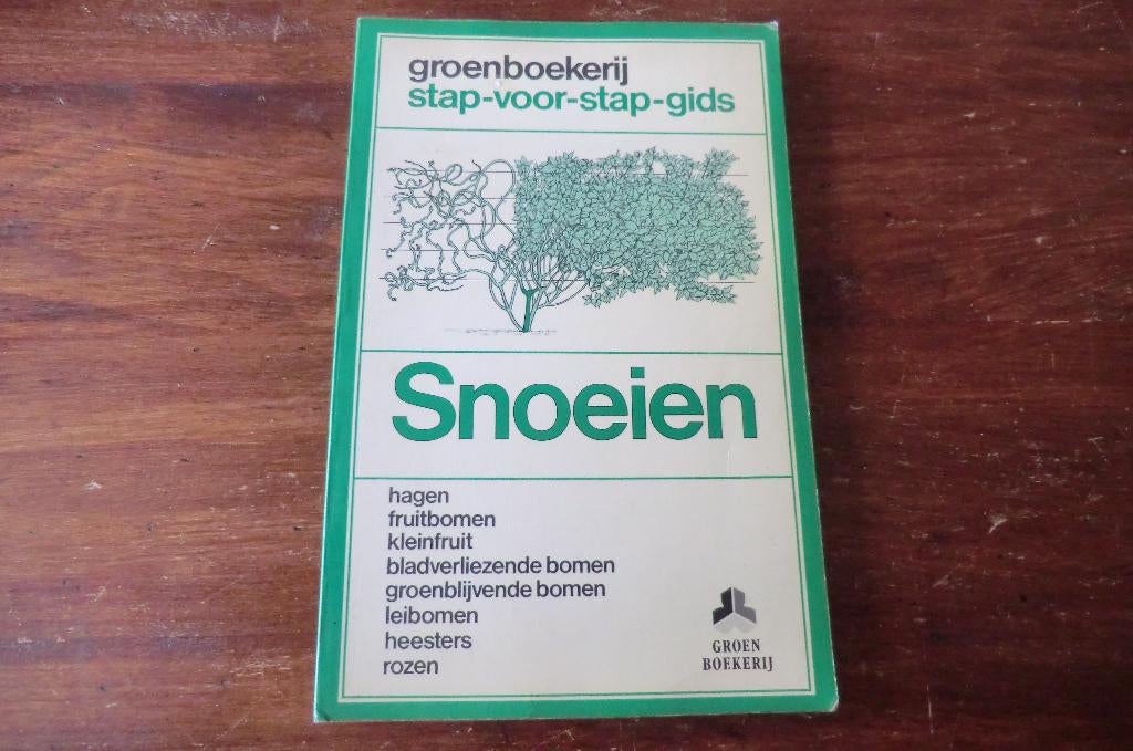boek - Snoeien - stap-voor-stap-gids - Christopher Brickell, Ophalen of Verzenden, Gelezen, Tuinieren en Tuinplanten