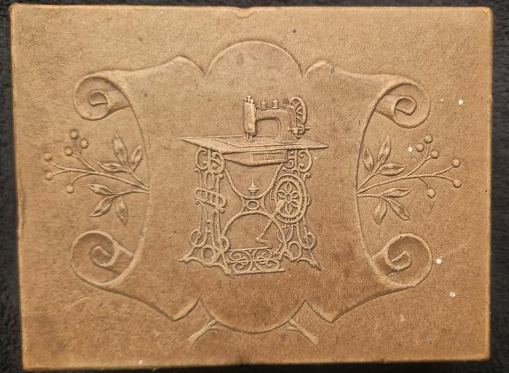 Antiek doosje ingestanste afbeelding prachtige NAAIMACHINE, Verzamelen, Blikken, Gebruikt, Overige, Ophalen of Verzenden