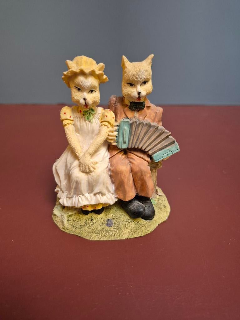Beeldje van katten op bankje met accordeon, Verzamelen, Beelden en Beeldjes, Ophalen of Verzenden, Zo goed als nieuw, Dier