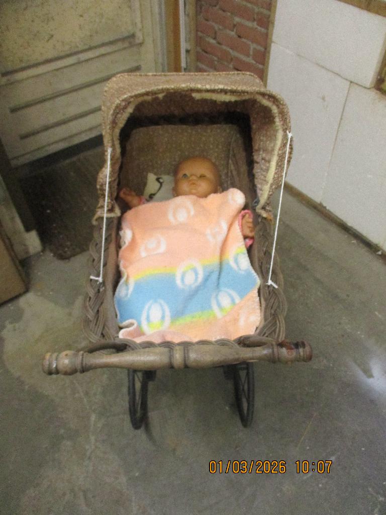 kinder poppen wagentje  retro    (riet)   T.E.A.B, Kinderen en Baby's, Speelgoed | Poppen, Ophalen, Gebruikt, Overige typen