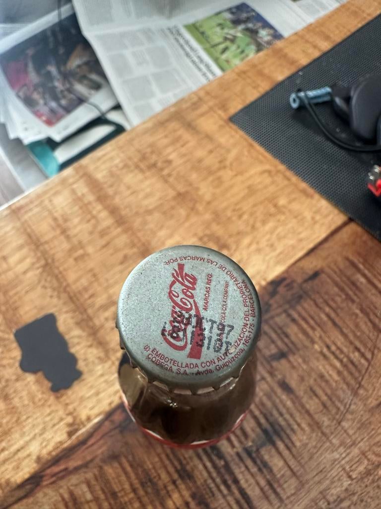 Vintage Coca-Cola fles met inhoud - Zeldzaam verzamelobject, Ophalen of Verzenden, Zo goed als nieuw, Gebruiksvoorwerp