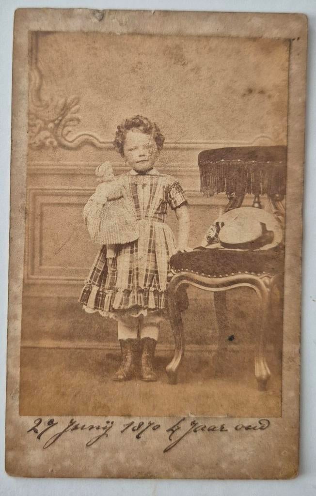 125 oudere cdv meisje met pop. Amsterdam ftgraaf W.G. Kuijer, Ophalen of Verzenden, Voor 1940, Gebruikt