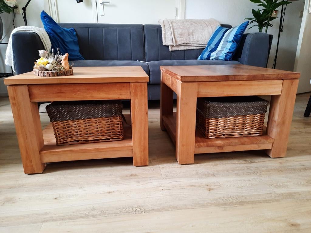2 eiken bijzettafels met rieten manden - 60x60x45 cm, Ophalen, Minder dan 45 cm, Gebruikt, Vierkant