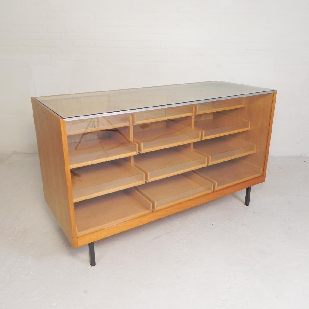 Toonbank, vitrine door ladenbau brixius, 150 cm, jaren 50, Huis en Inrichting, Kasten | Vitrinekasten, Gebruikt, -, -, Glas