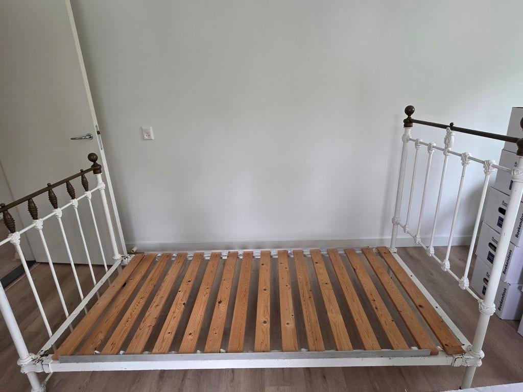 Gietijzeren bed met koperen elementen 200x90cm, Ophalen