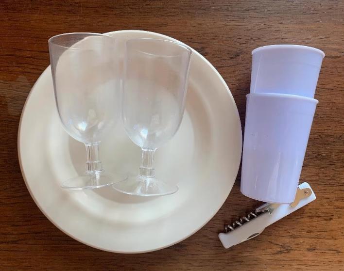Kunststof picknickset bordjes wijnglazen bekers kurketrekker, Ophalen of Verzenden, Zo goed als nieuw