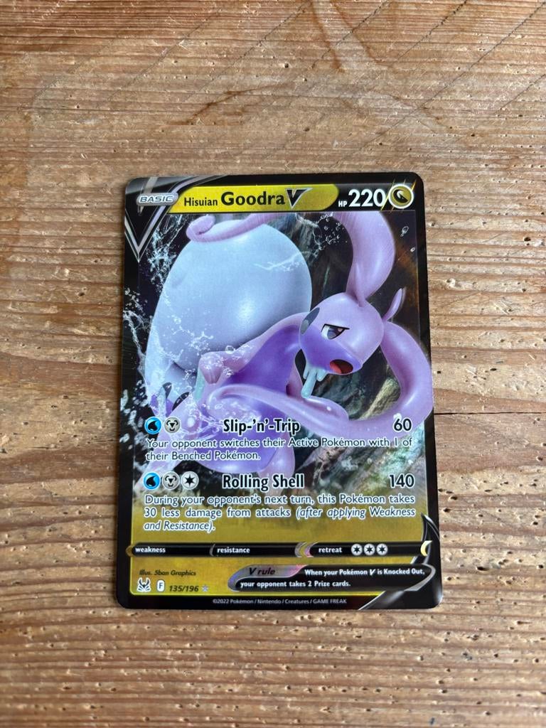 Hisuian Goodra V Pokémon Kaart 135/196, Ophalen of Verzenden, Zo goed als nieuw, Losse kaart