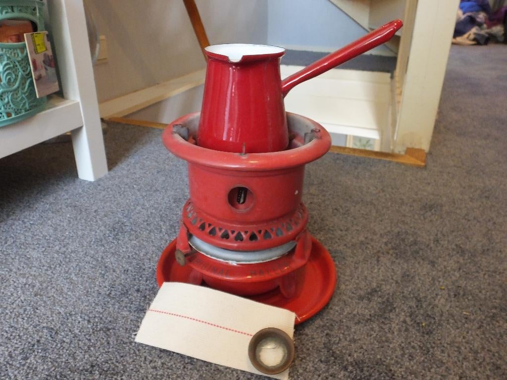 Emaille Rood Petroleumstel Compleet Met Onderbord + Kannetje, Ophalen of Verzenden