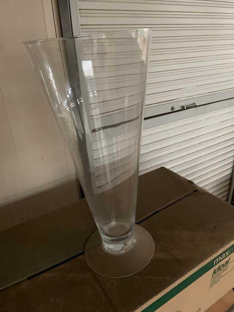 Grote vaas op glazen voet 50 cm, Overige kleuren, 50 tot 75 cm, Ophalen of Verzenden, Glas