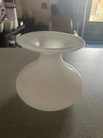 Witte glazen vaas - 18 cm hoog, 8 cm doorsnede, Ophalen of Verzenden