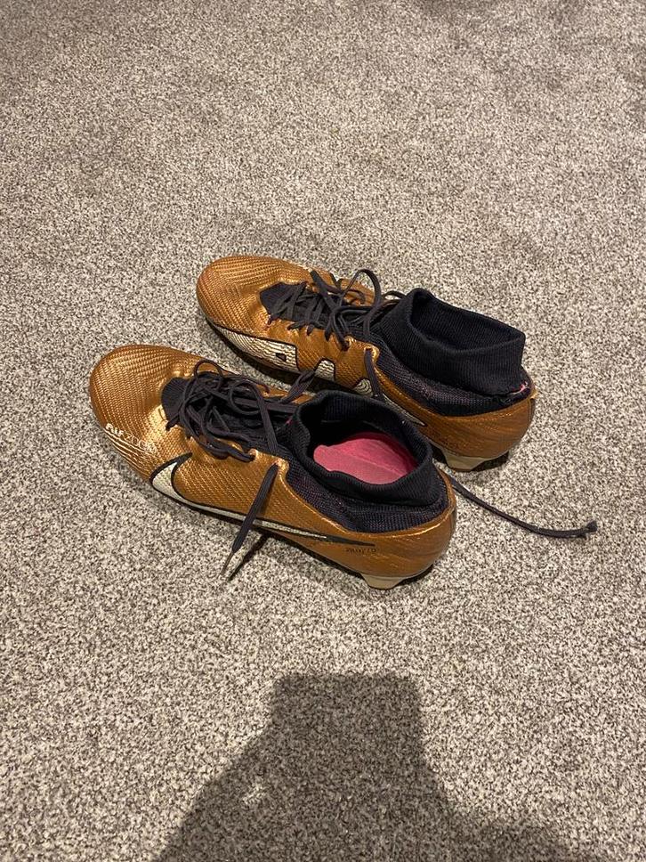 Nike Gouden Voetbalschoenen - Gebruikt met gebreken, Sport en Fitness, Voetbal, Gebruikt, Schoenen, Ophalen of Verzenden