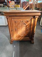 Houten kastje met houtsnijwerk, Ophalen