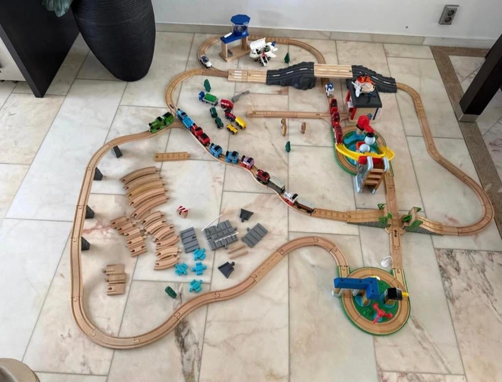 Grote houten treinset met accessoires 13 Thomas treintjes, Hobby en Vrije tijd, Modeltreinen | H0, Ophalen of Verzenden, Gebruikt