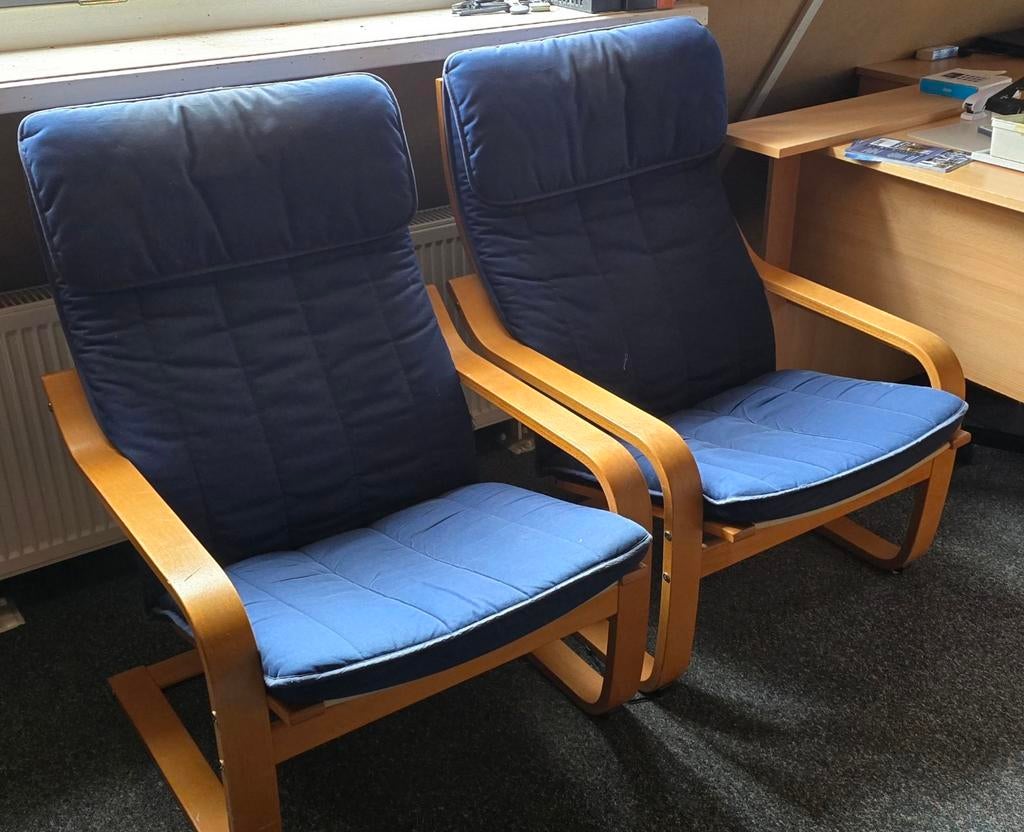 2 IKEA Poäng stoelen met houten frame en blauwe kussens, Ophalen, Gebruikt, Twee, Blauw