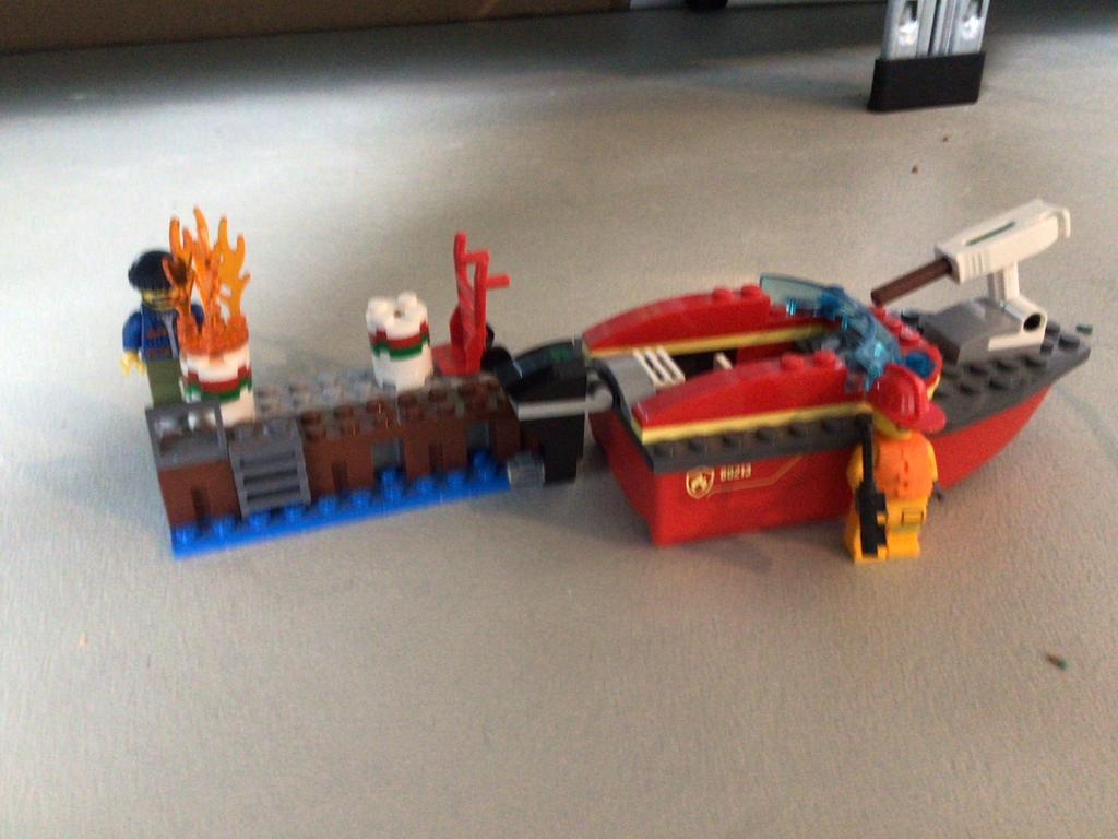 Lego brandweerboot met aanlegsteiger 60213 zonder uitleg, Ophalen of Verzenden, Gebruikt, Complete set, Lego