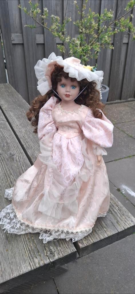 Prachtige porseleinen pop in roze jurk, Ophalen of Verzenden, Gebruikt, Overige typen