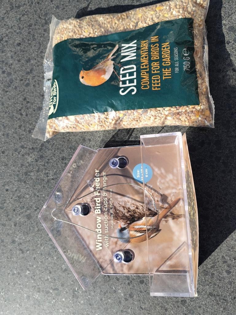 Raamvoeder huisje met vogelvoer / vogelhuisje nieuw, Ophalen of Verzenden, Nieuw