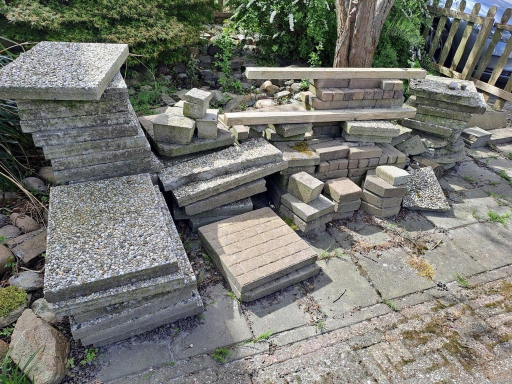 Gratis af te halen: Grindtegels, stenen, Tuin en Terras, Tegels en Klinkers, Gebruikt, Klinkers, Beton, 10 m² of meer, Ophalen