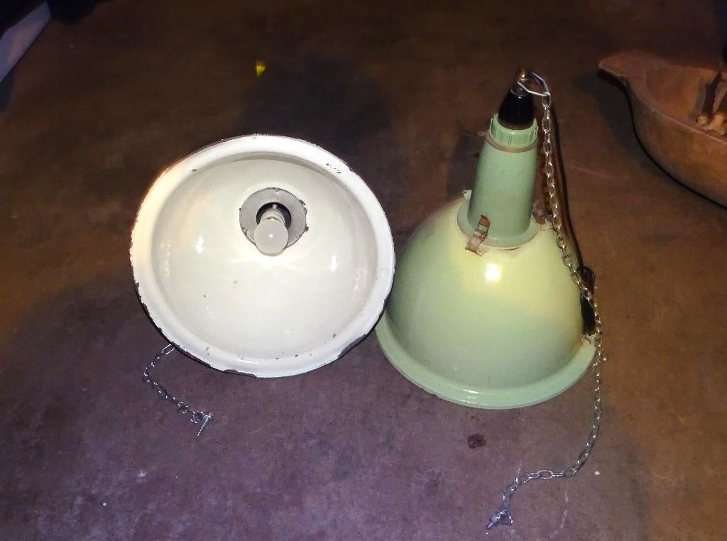 2 oude emaillen lampen hanglamp fabriekslamp voormalige cccp, Antiek en Kunst, Ophalen