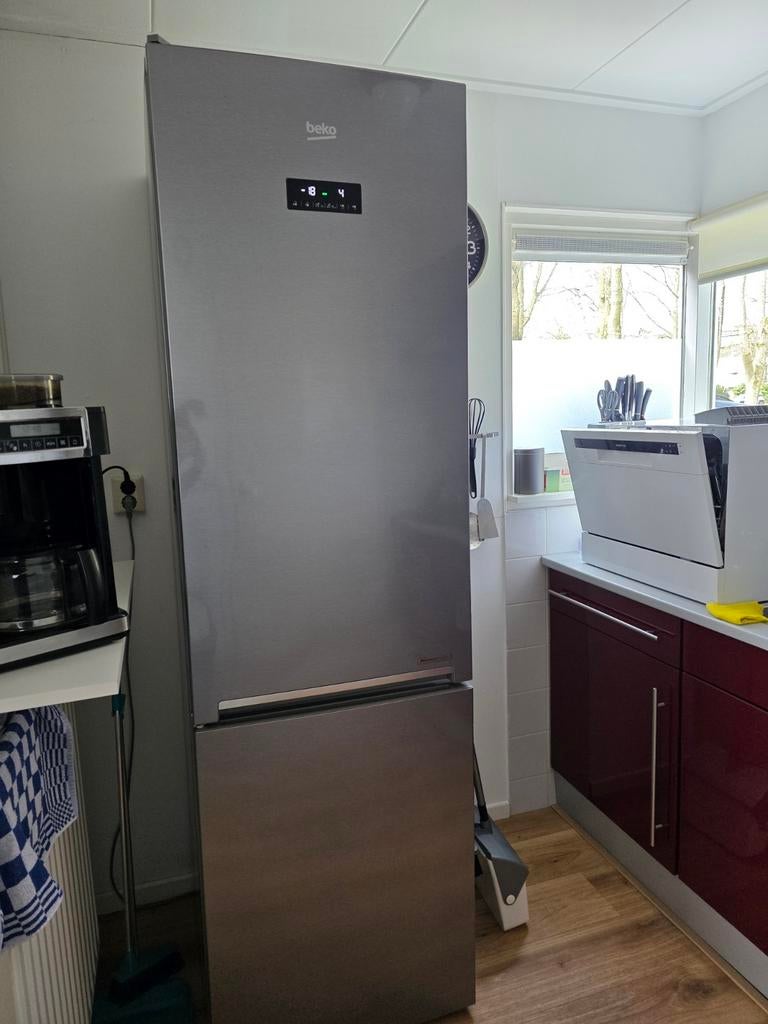 Beko Koel/Vriescombinatie - 4 jaar oud, zeer goede staat, Witgoed en Apparatuur, Koelkasten en IJskasten, Ophalen, 200 liter of meer