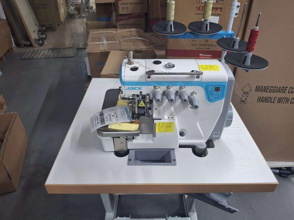 Jack 4 garen overlock machine 60 x 60 tafel ACTIE 2, Nieuw, Lockmachine, Industrieel, Ophalen