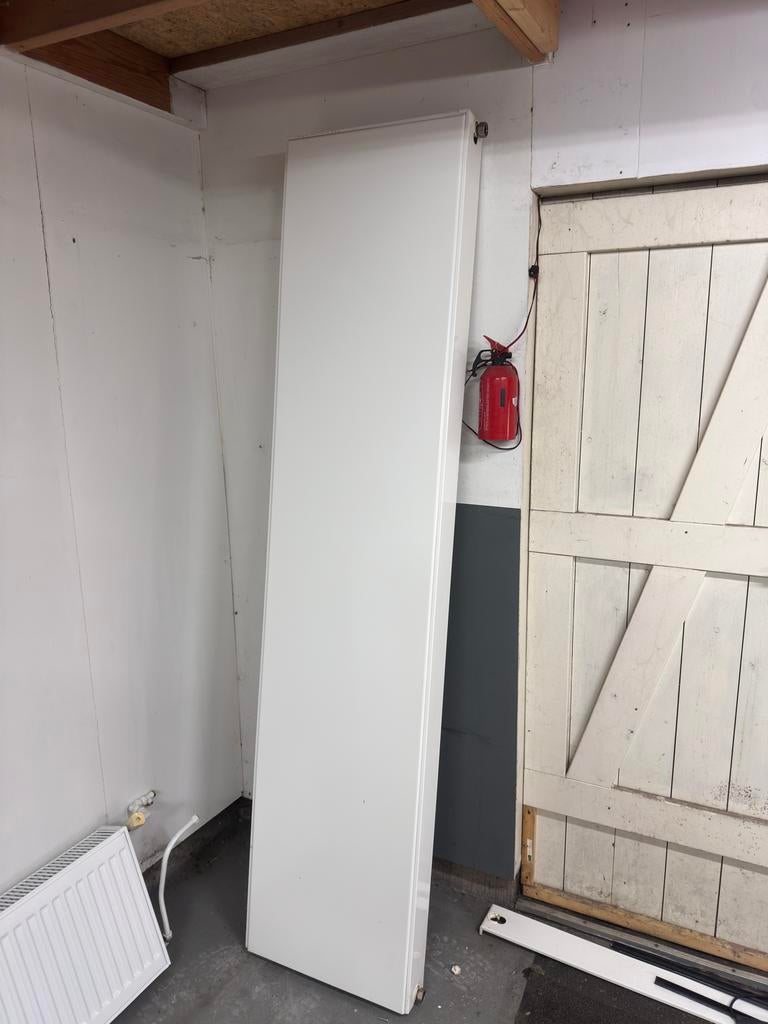 Verticale witte radiator, Doe-het-zelf en Verbouw, Verwarming en Radiatoren, Ophalen, Radiator, Minder dan 60 cm, Zo goed als nieuw