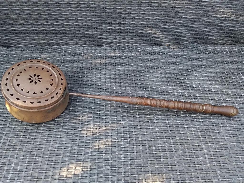 Antieke koperen beddenpan met houten handvat, Ophalen of Verzenden