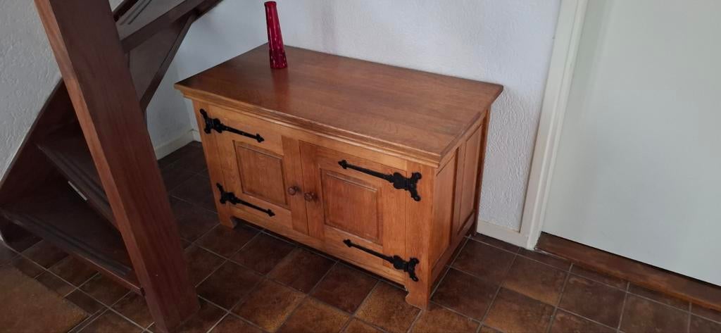 Massief eiken kastje met smeedijzeren beslag, Ophalen, Gebruikt