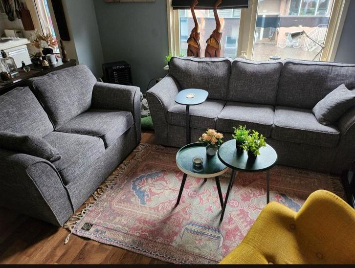 Grijze stoffen banken 2 en 3 zits, Huis en Inrichting, Banken | Bankstellen, Gebruikt, 75 tot 100 cm, Ophalen