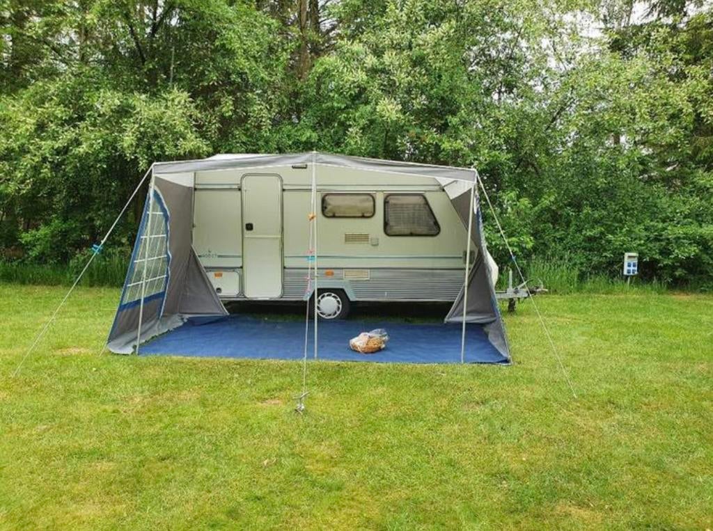 Beyerland Vitesse Caravan met vast bed en stapelbed, Caravans en Kamperen, Treinzit, 750 - 1000 kg, Particulier, Dwarsbed