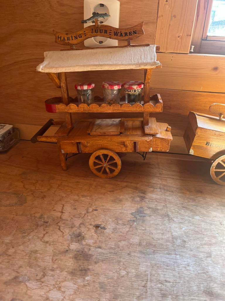 Decoratieve Houten Karretjes: Haringkraam & Broodkar, Verzenden