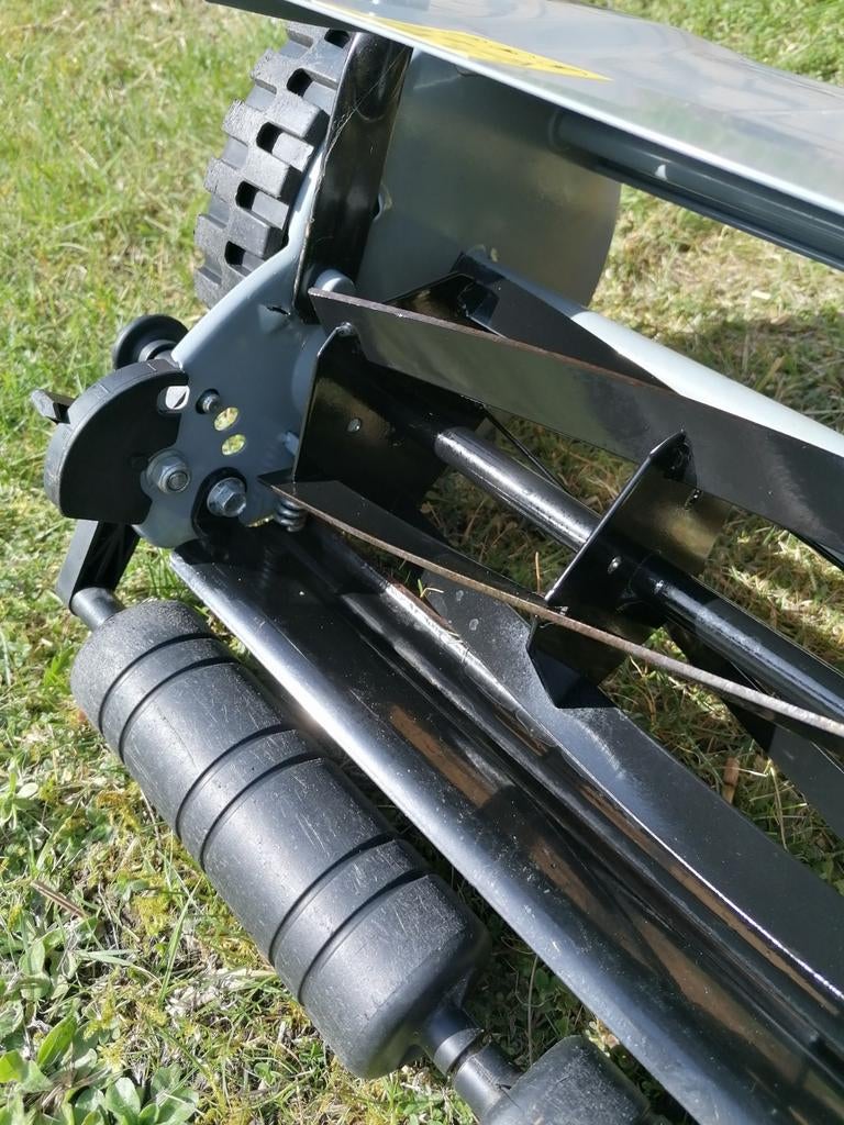Grasmaaier Gazonmaaier Duwmaaier Kooimesmaaier, Handgrasmaaier, Ophalen of Verzenden, Zo goed als nieuw, 30 t/m 39 cm