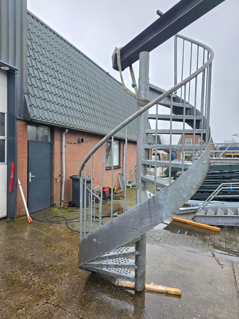 Stalen wenteltrap gegalv. Hoog 2,7 mtr. Nob184, Doe-het-zelf en Verbouw, Ladders en Trappen, Ophalen, 2 tot 4 meter