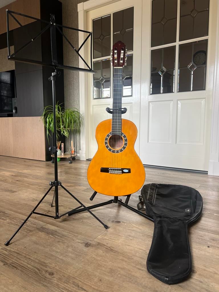 Gitaar (kleine slag) met standaard en hoes, Ophalen, Gebruikt, Klassieke of Spaanse gitaar, Met koffer