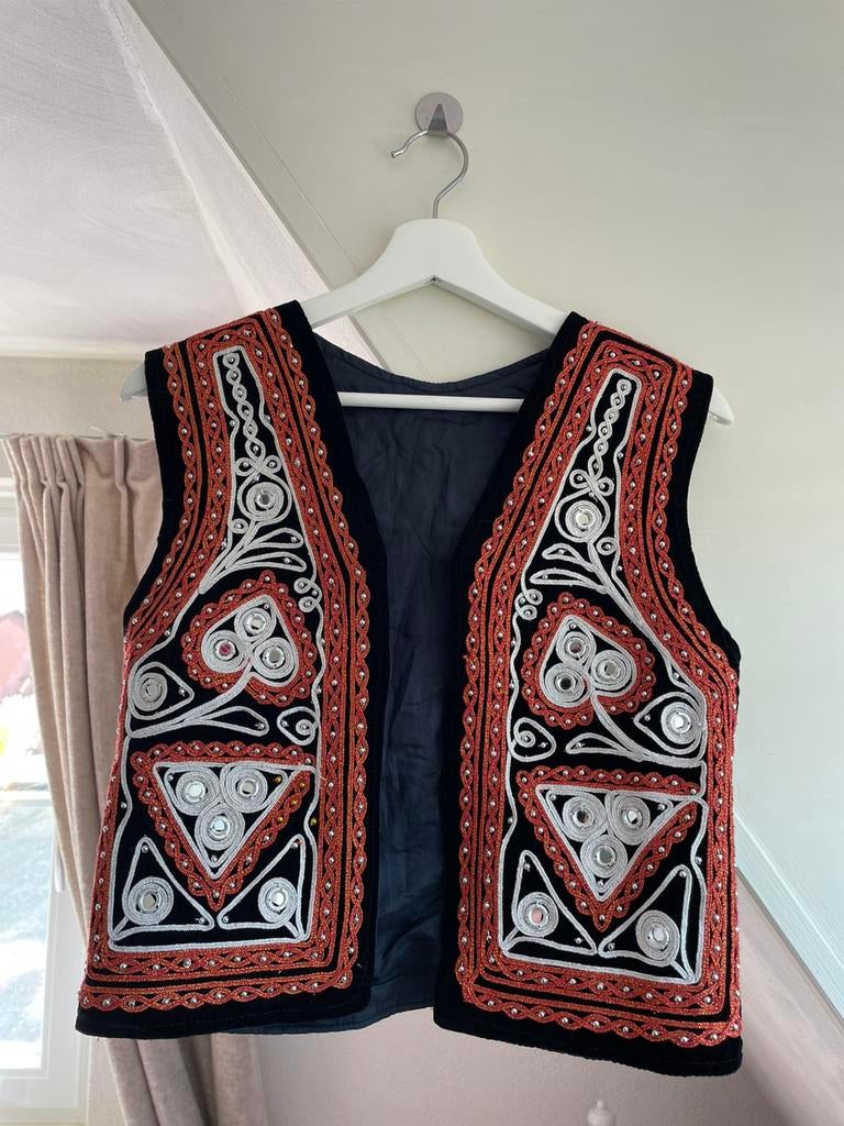 Gilet zwart met rood maat xs handgemaakt zeldzaam!, Kleding | Dames, Ophalen of Verzenden, Zo goed als nieuw, Maat 34 (XS) of kleiner