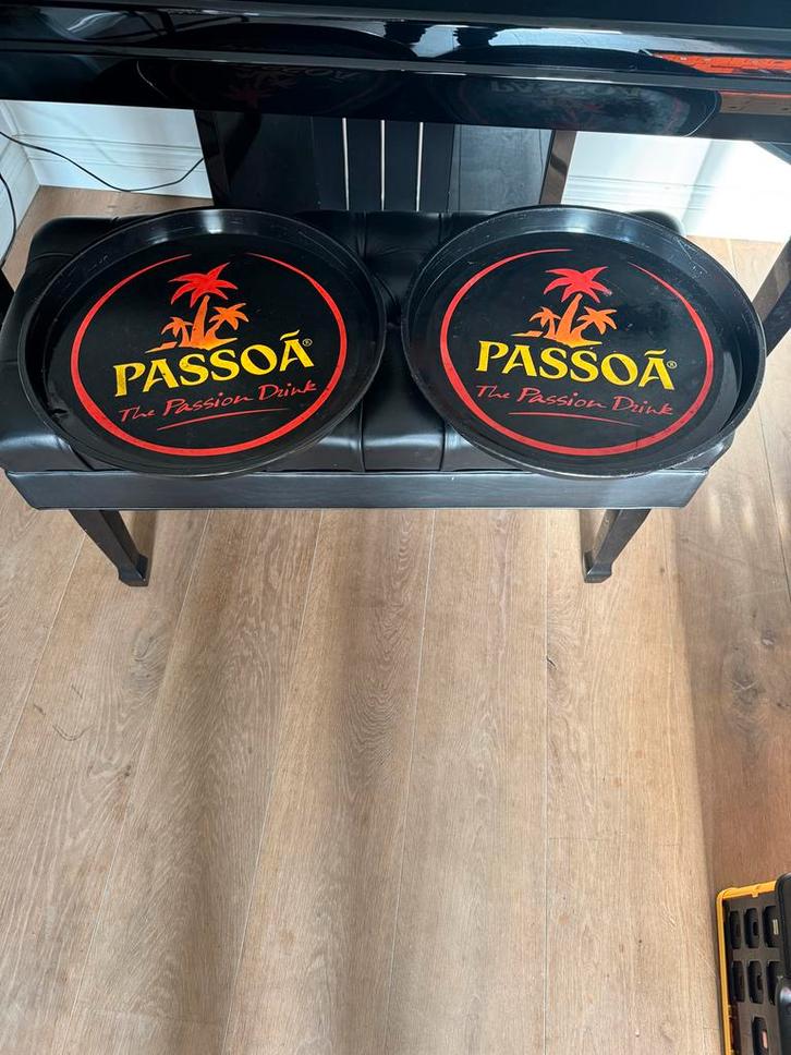 2 Passoa dienbladen - The Passion Drink, Huis en Inrichting, Woonaccessoires | Dienbladen, Gebruikt, Rond, Ophalen of Verzenden