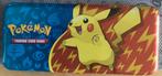 Pokemon - 50 kaarten met gratis lege Pikachu pennenbakje, Ophalen of Verzenden, Zo goed als nieuw, Meerdere kaarten, Foil