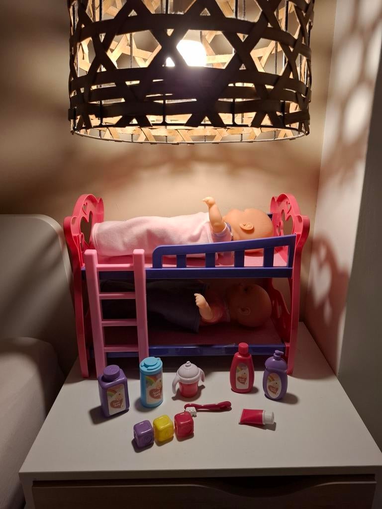 Poppenbed, Barbie bus, meijsjes kleren 104, 110, 116, Kinderen en Baby's, Speelgoed | Poppen, Ophalen, Gebruikt, Babypop