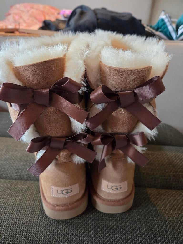 UGG laarzen met strikjes NIEUW mt. 42, Kleding | Dames, Schoenen, Hoge laarzen, UGG, Bruin, Nieuw