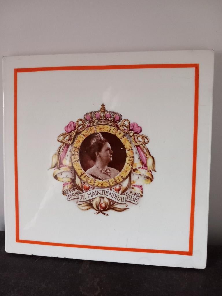 Tegeltje Koningin Wilhelmina 1898-1938 Sphinx, Antiek en Kunst, Antiek | Wandborden en Tegels, Ophalen of Verzenden
