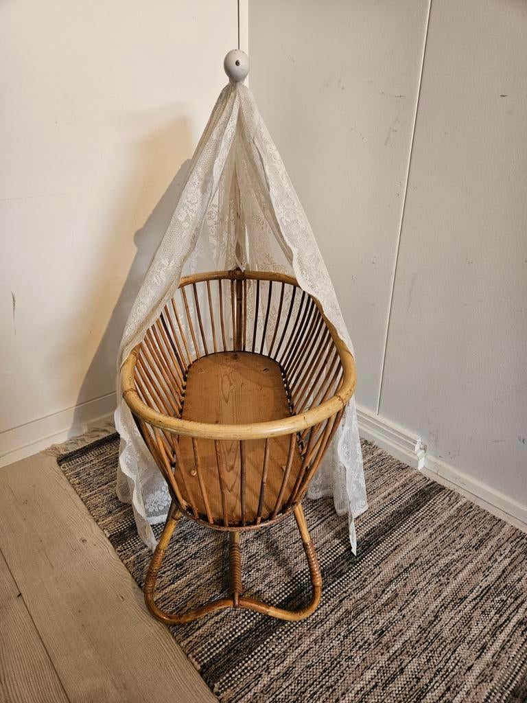 Vintage rotan poppenwieg met kant, Ophalen, Gebruikt, Babypop
