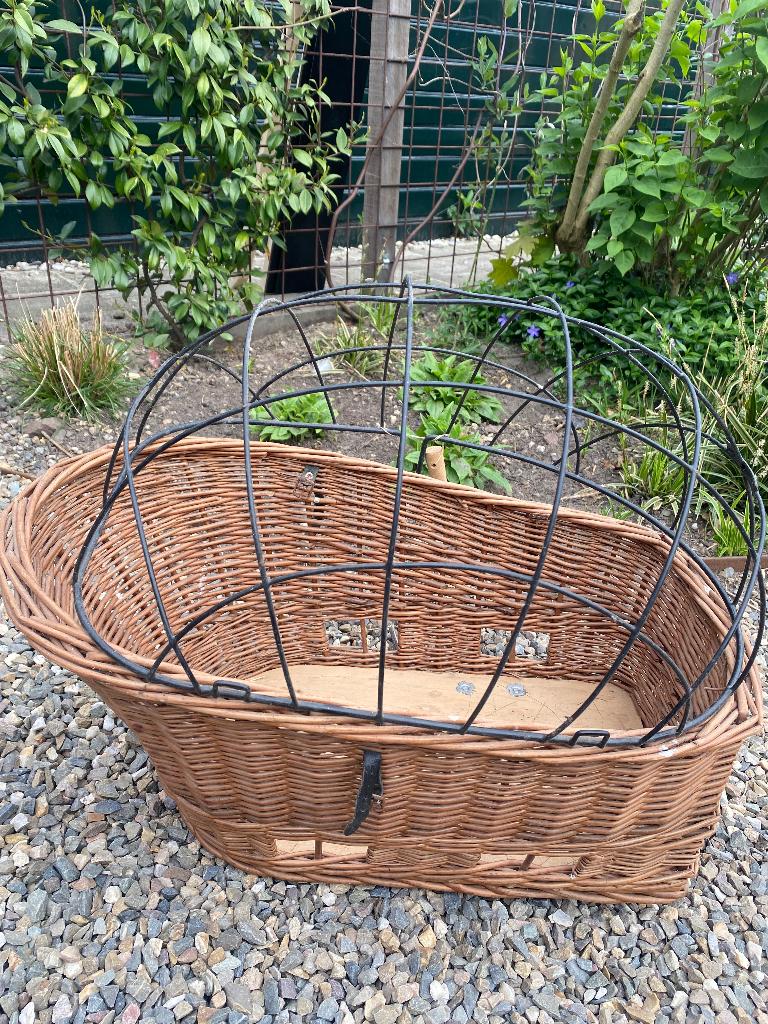 Basil honden  rotan fietsmand voor achterop, Fietsen en Brommers, Fietsaccessoires | Fietsmanden, Ophalen, Gebruikt, Fietsmand