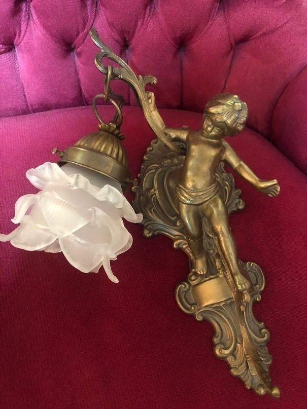 Antiek wandlamp engel beeld brons - lampenkapje glazen bloem, Ophalen of Verzenden