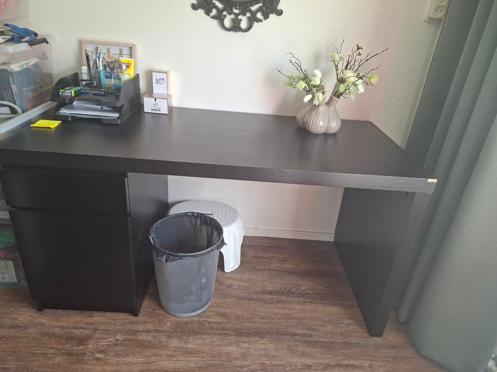 Zwart IKEA bureau met ladeblok - 140x65 cm, Ophalen, Gebruikt, IKEA, Met lades