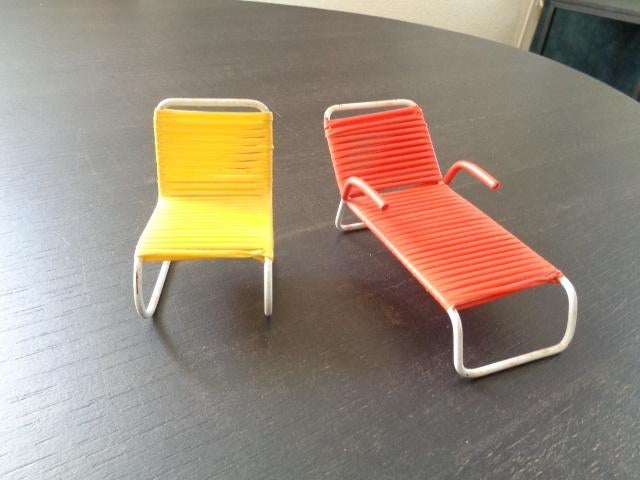 Fraaie vintage poppenhuis meubels (ligstoel + stoel)., Verzamelen, Poppenhuizen en Toebehoren, Ophalen of Verzenden, Gebruikt