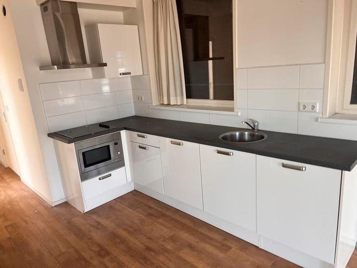 Moderne hoekkeuken met inbouwapparatuur, Huis en Inrichting, Keuken | Complete keukens, Gebruikt, Hoekkeuken, Wit, Kunststof, Hoogglans of Gelakt