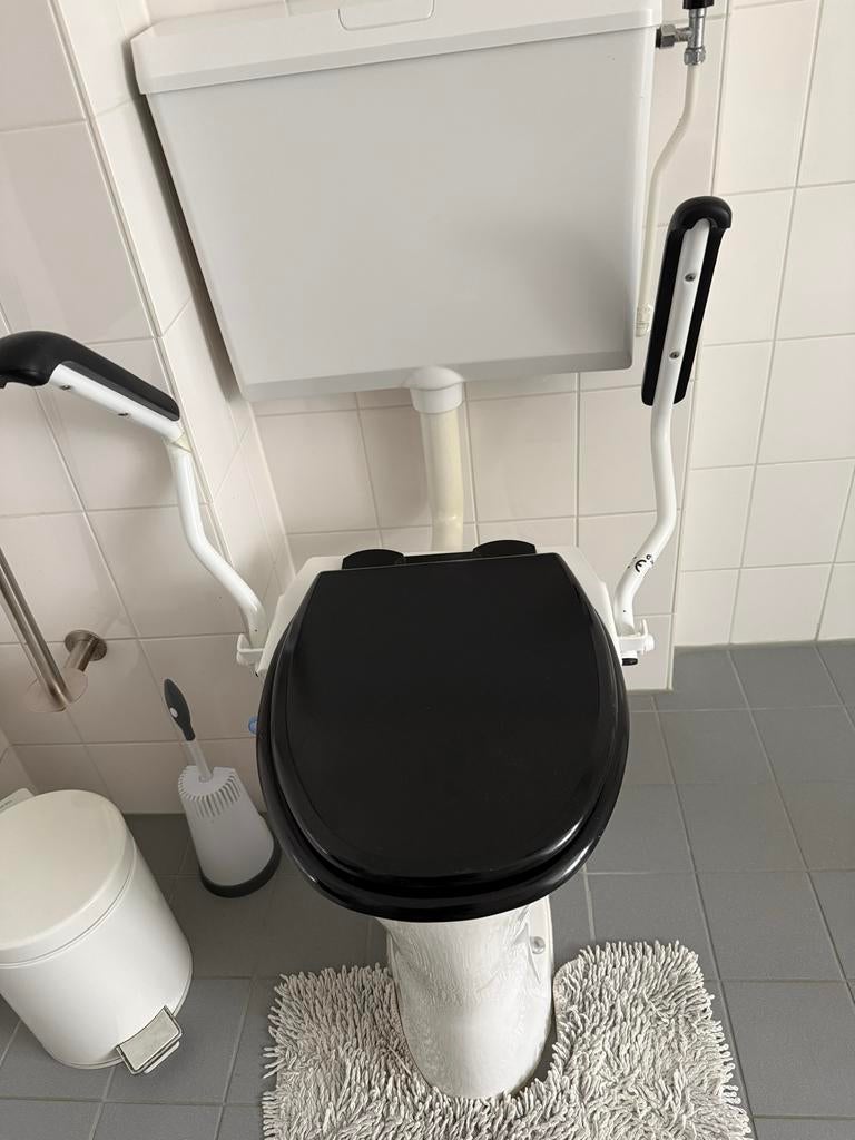 Toilet hulpstuk met armsteunen, Ophalen