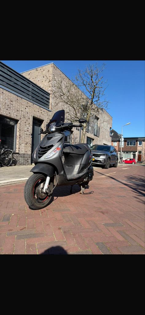Zip scooter grijs uit 2024 met windscherm, Fietsen en Brommers, Brommeronderdelen | Scooters, Ophalen, Zo goed als nieuw, Overige typen
